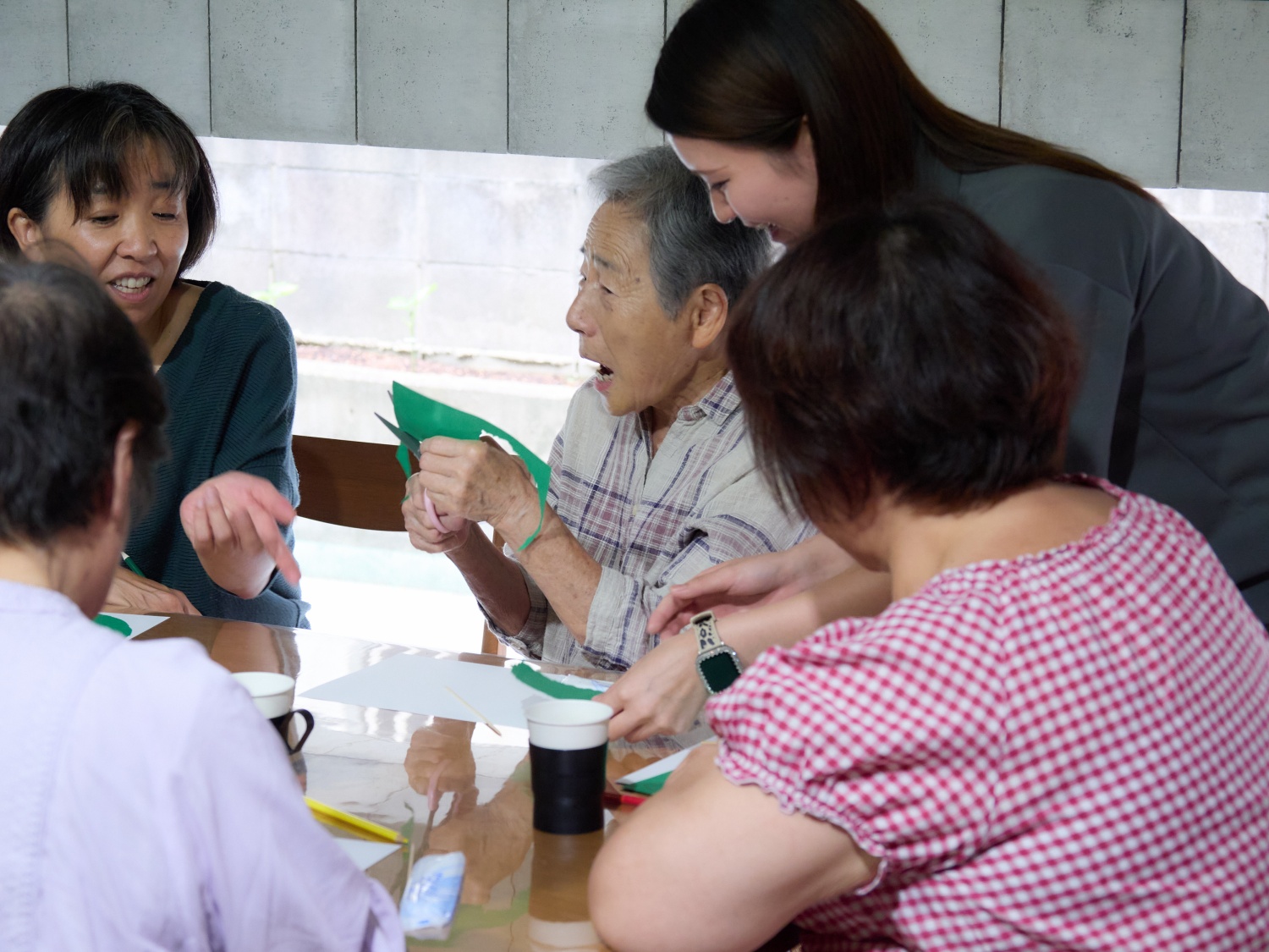 認知症カフェで作品づくりを楽しむ皆さま